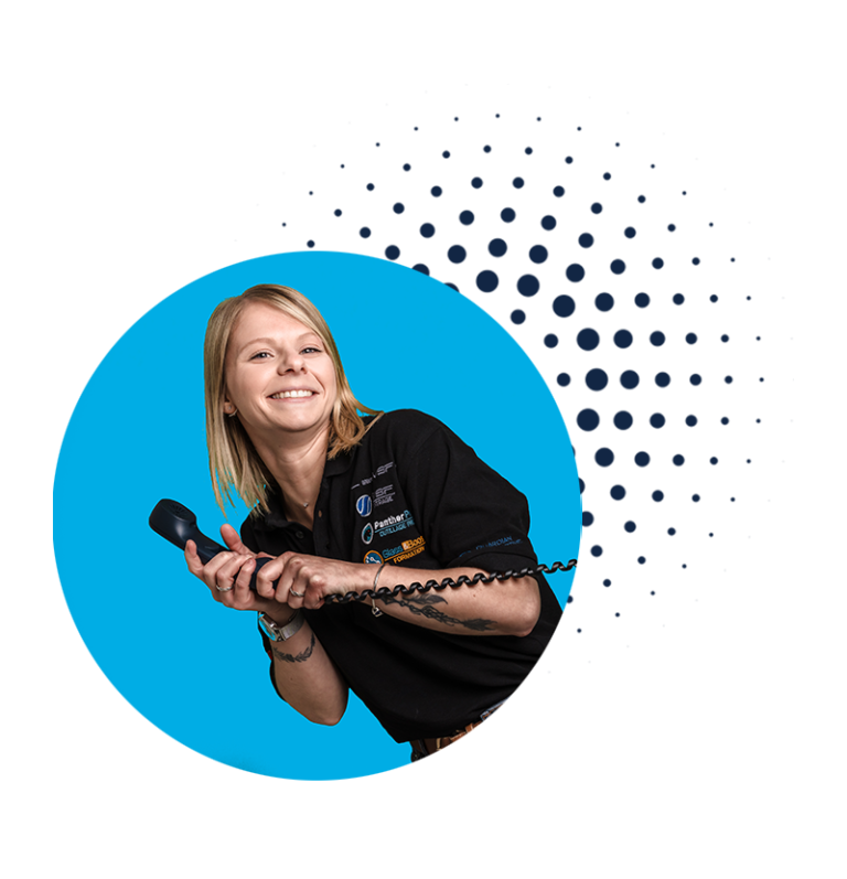 Chargée de clientèle VSF avec un téléphone