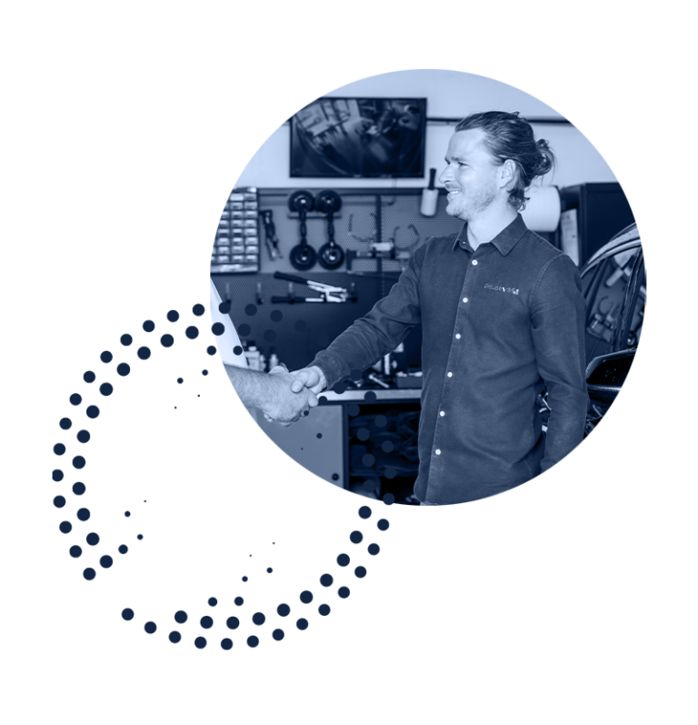 Commercial VSF serrant la main à un client