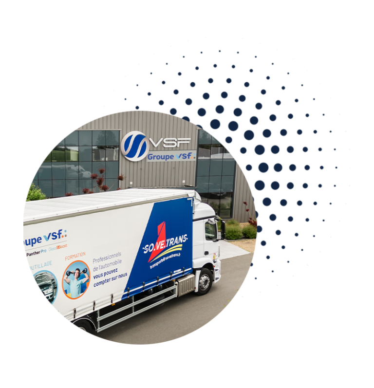Camion Sovetrans avec un habillage Groupe VSF devant les locaux de VSF Centre